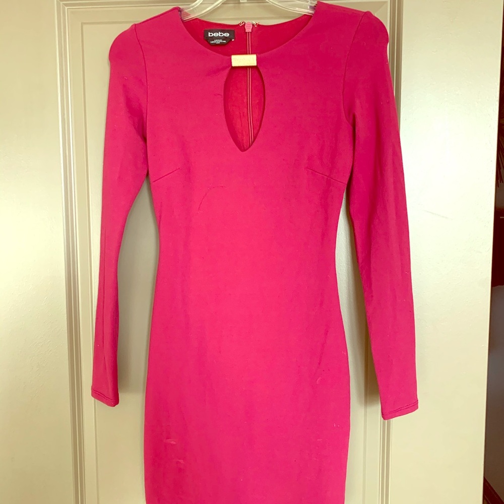 Bebe fitted dress with keyhole in the front.